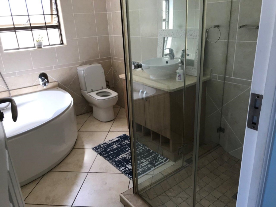 9 Bedroom Property for Sale in Wavecrest Eastern Cape